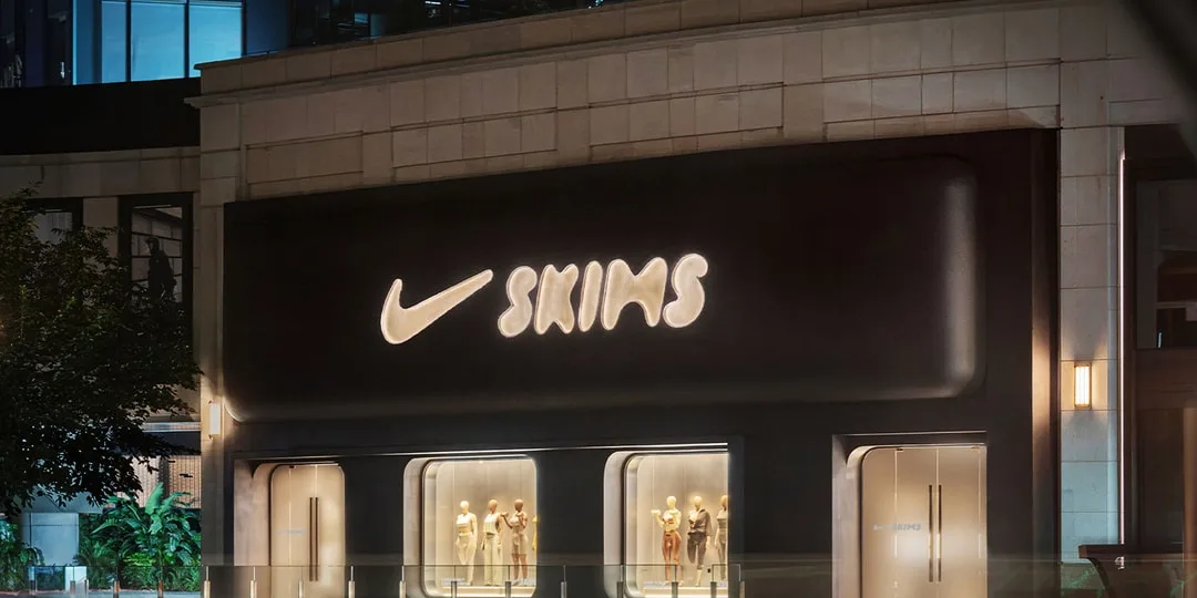 Magasin avec enseigne Skims et mannequins en vitrine