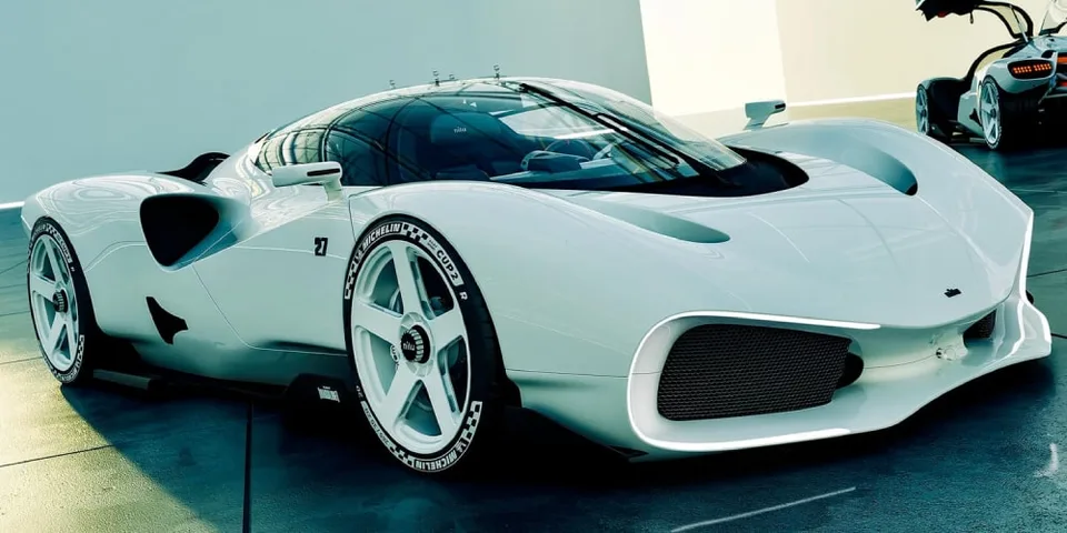 Concept car blanc futuriste avec des lignes aérodynamiques.