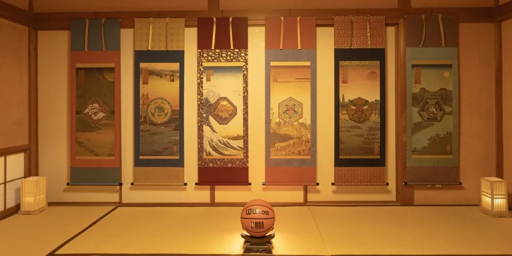 Salle japonaise traditionnelle avec rouleaux et ballon de basket au centre.