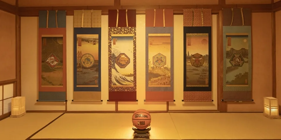 Salle japonaise traditionnelle avec rouleaux et ballon de basket au centre.
