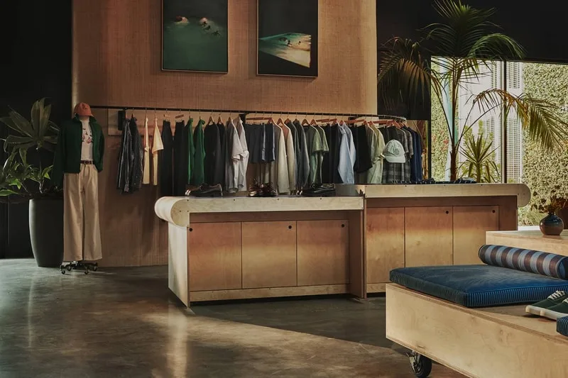 Boutique avec vêtements et plantes, ambiance moderne et épurée.