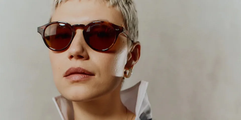 Personne avec des lunettes de soleil et cheveux courts