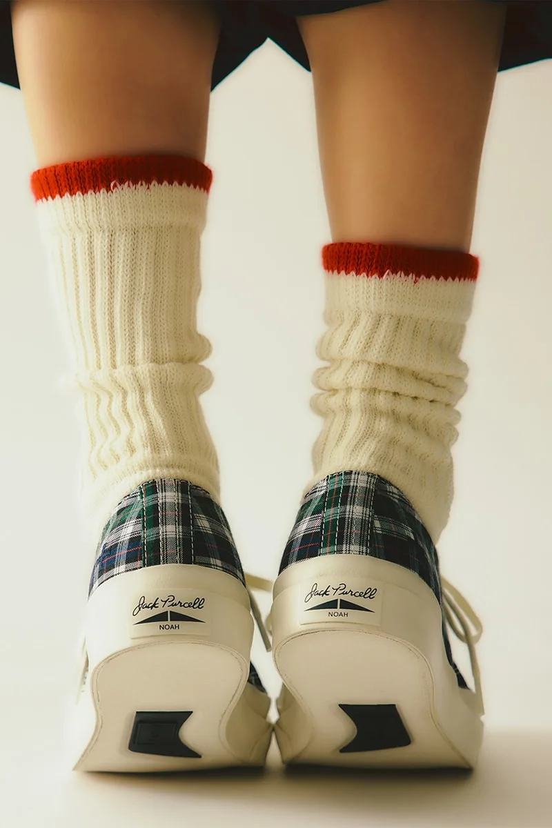 Chaussures à carreaux et chaussettes blanches avec bords rouges.