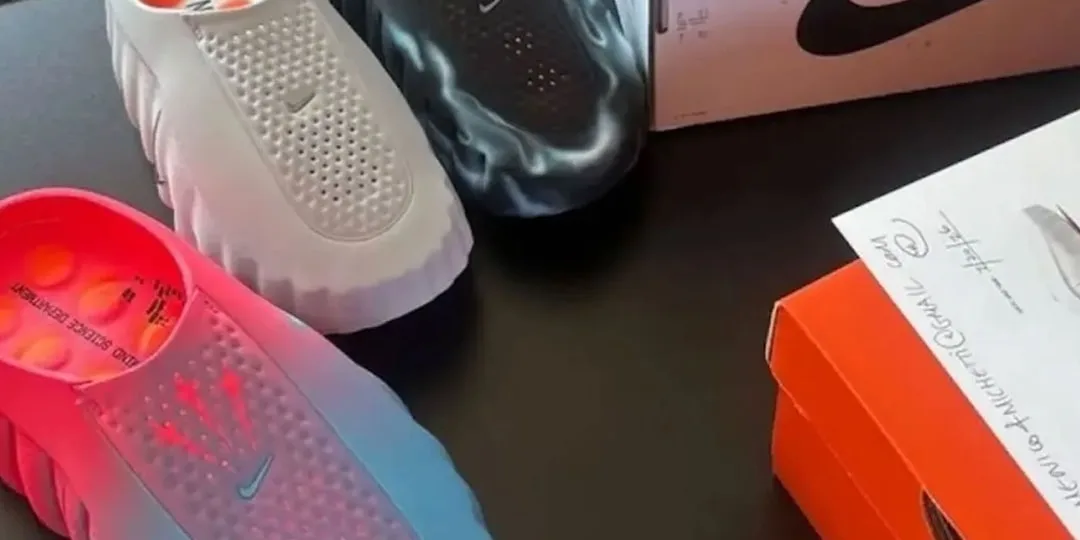 Trois paires de sabots colorés et une boîte Nike sur une table.