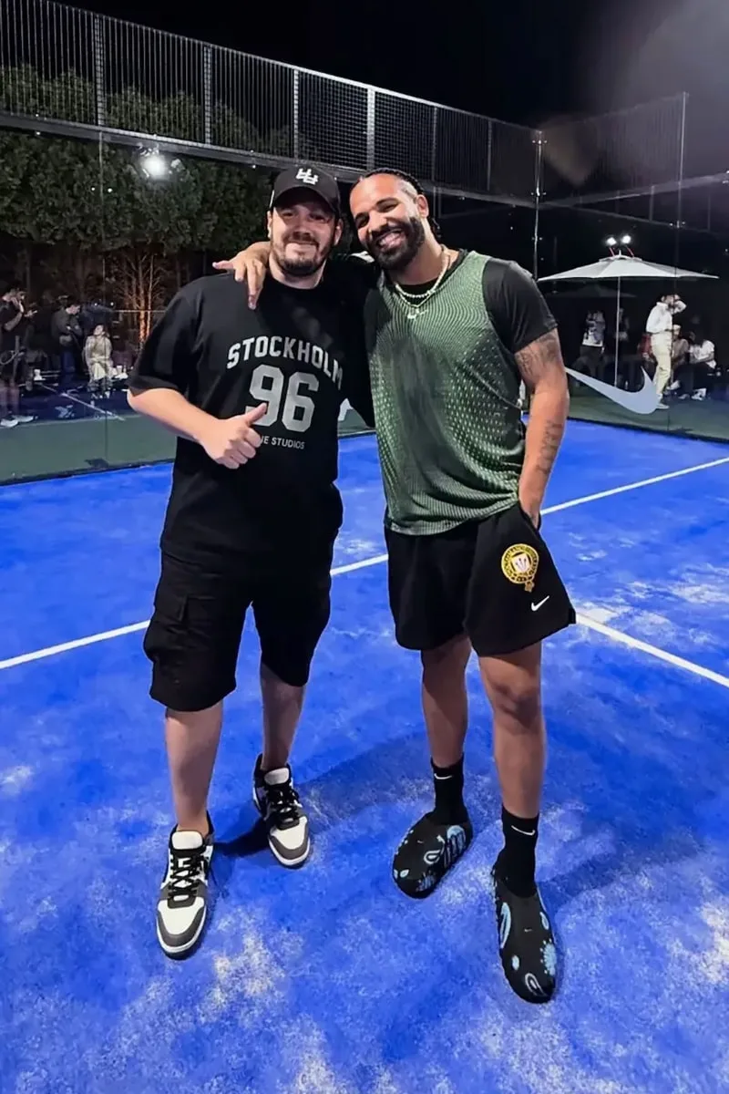 Deux hommes posant sur un court de padel.