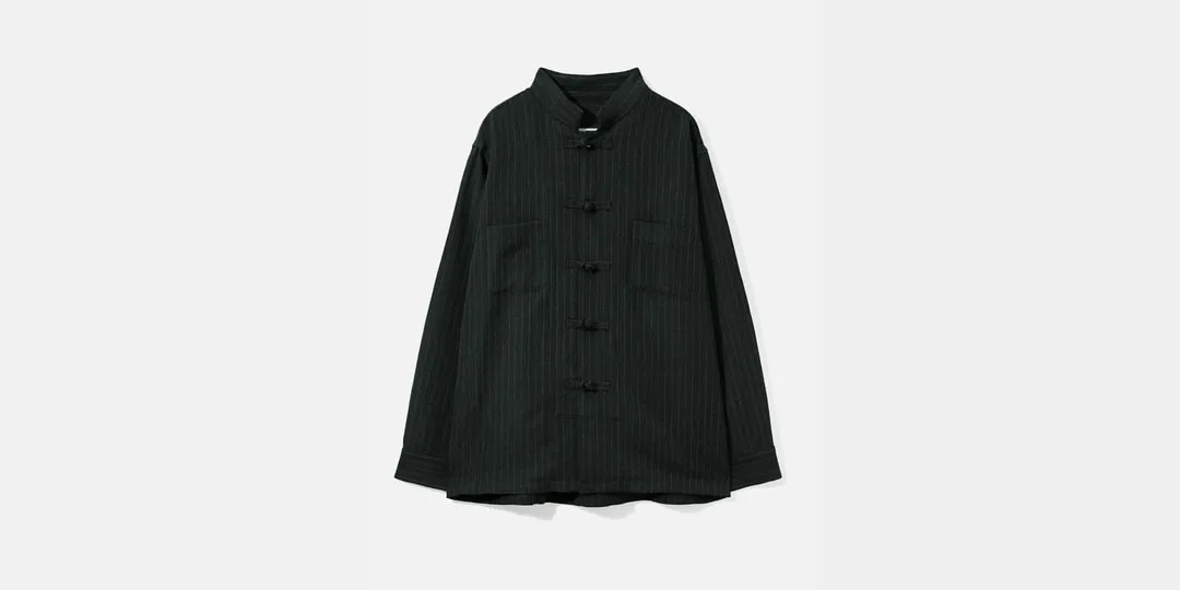Veste sombre avec boutons et col mao, style asiatique traditionnel.
