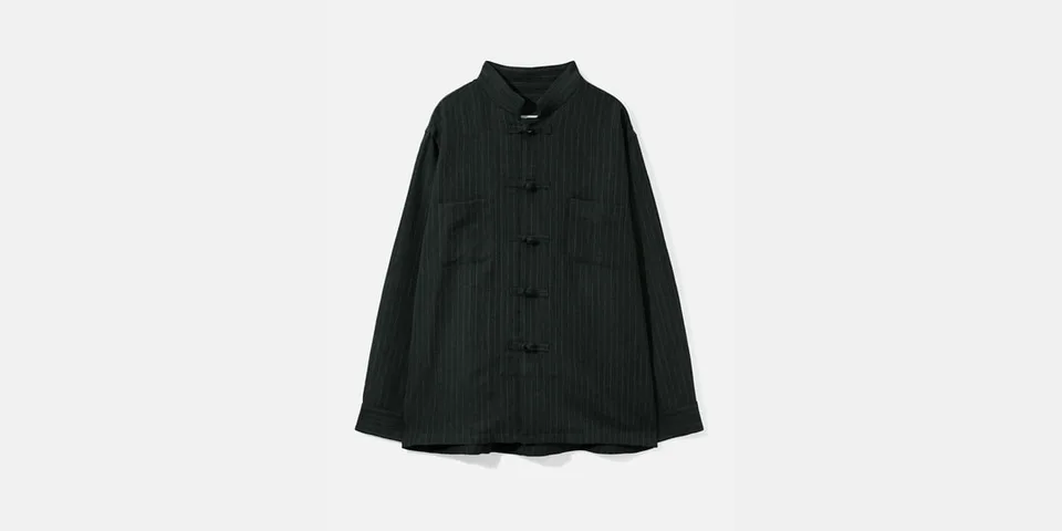 Veste sombre avec boutons et col mao, style asiatique traditionnel.