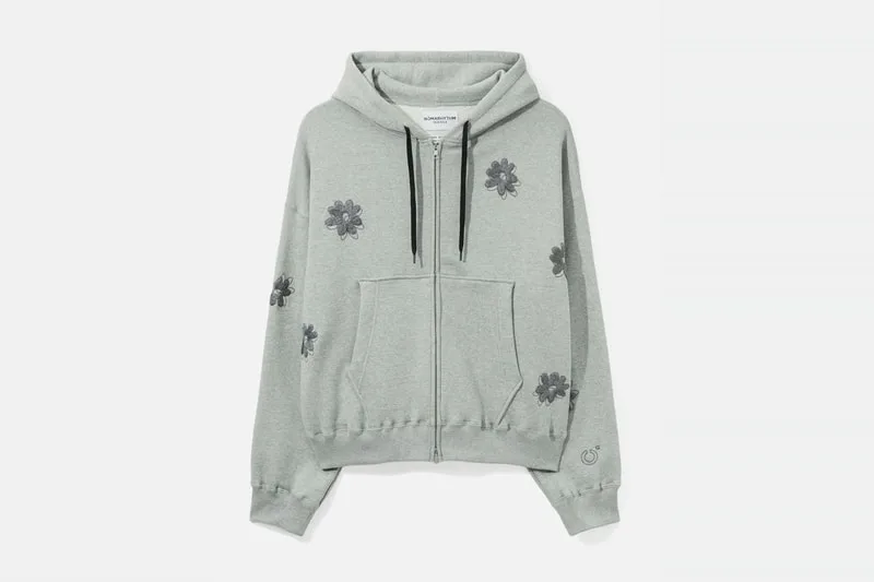 Hoodie gris avec motifs floraux noirs