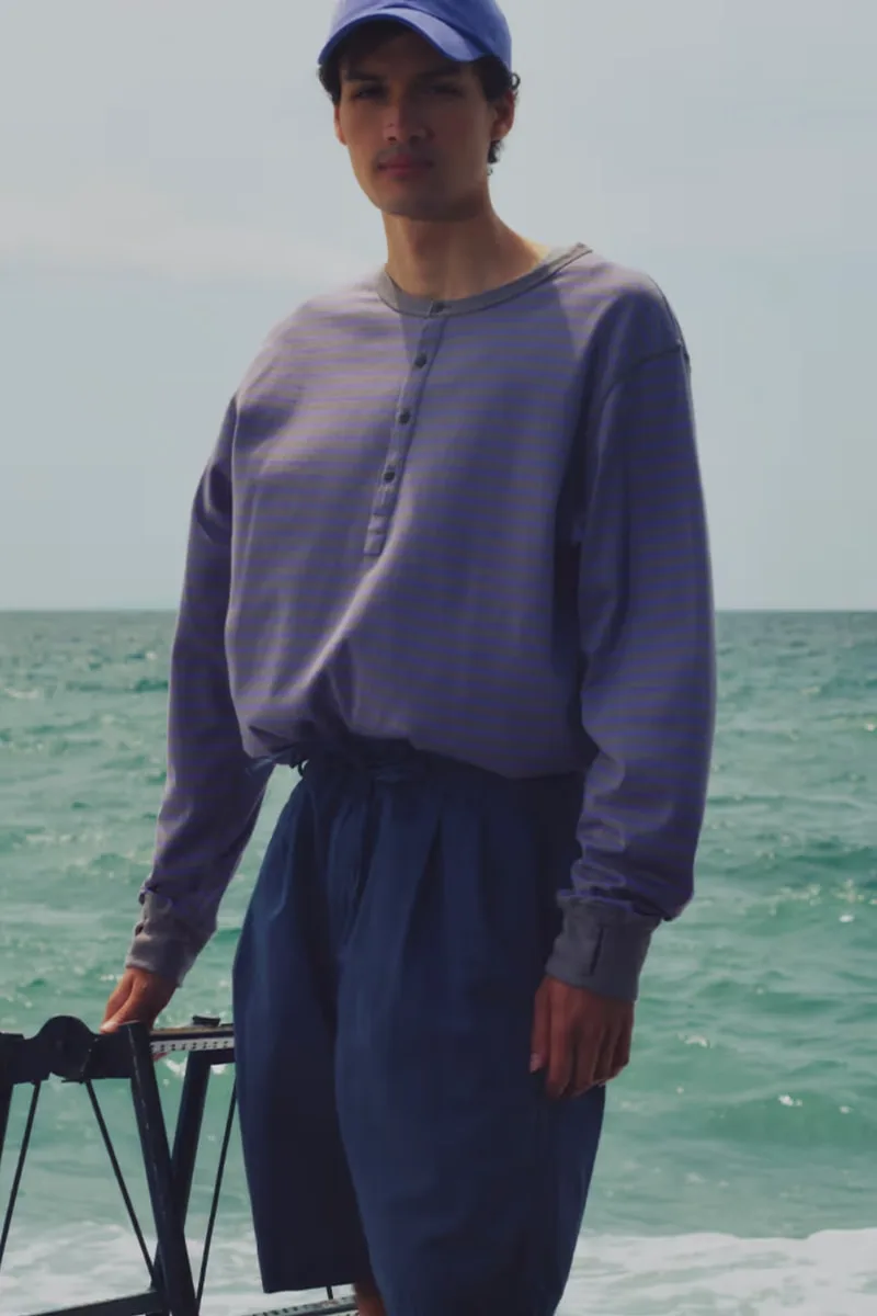 Homme en tenue décontractée au bord de la mer.
