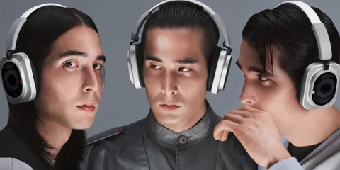 Trois personnes portant des casques audio