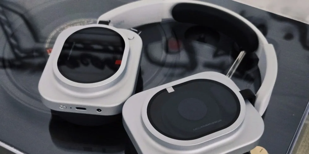 Casque noir et blanc posé sur une surface réfléchissante.