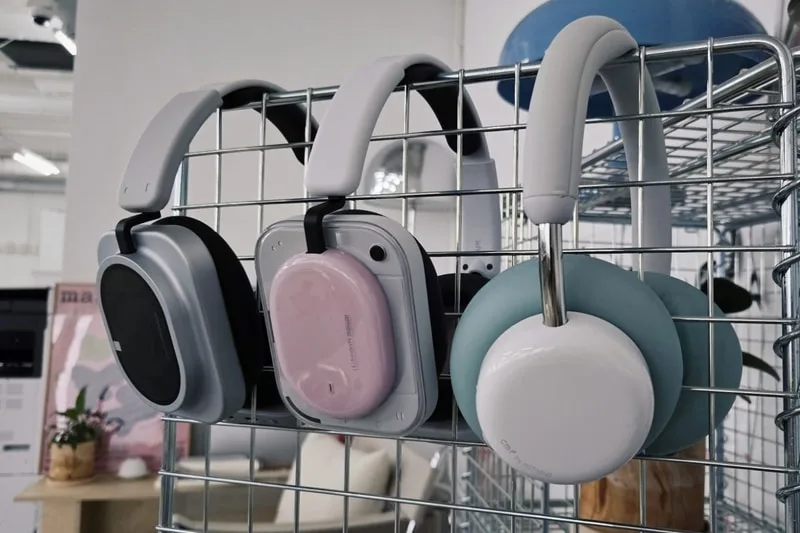 Casque audio suspendu sur un support métallique.