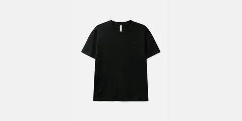 T-shirt noir uni avec étiquette discrète