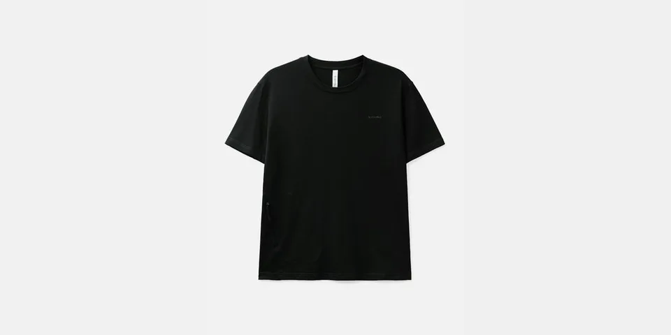 T-shirt noir uni avec étiquette discrète