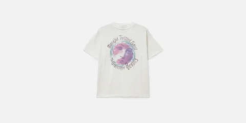T-shirt blanc avec un visage artistique et texte imprimé.