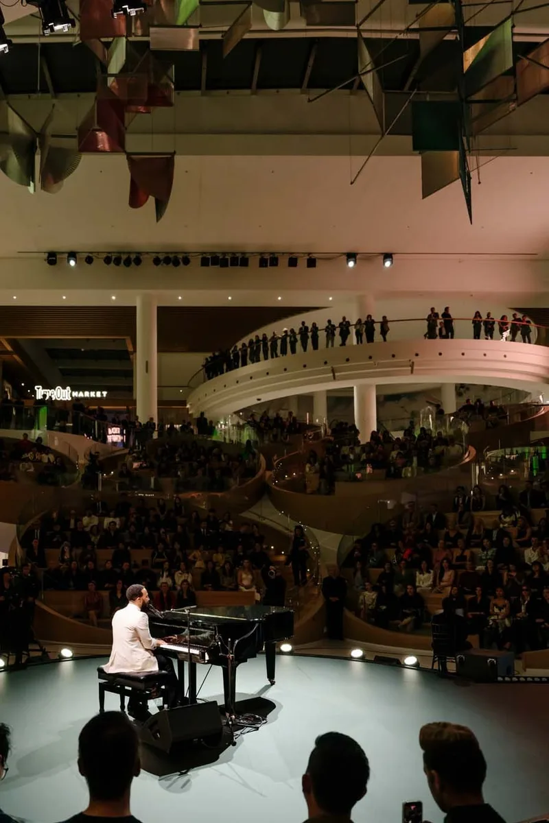 Oakridge Park : défilé « The Front Row, Fashion Through the Ages » avec John Legend