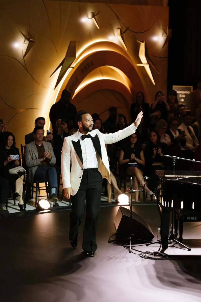 Oakridge Park : défilé « The Front Row, Fashion Through the Ages » avec John Legend