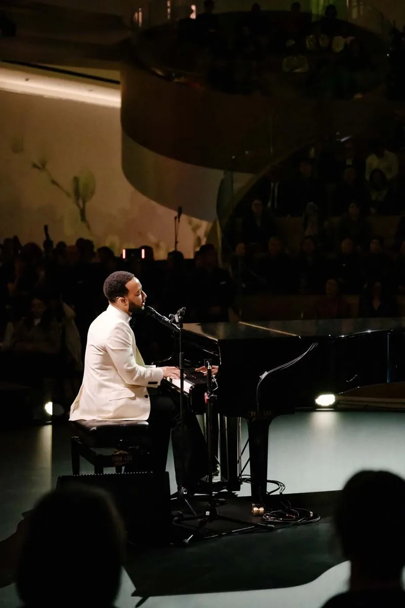 Oakridge Park : défilé « The Front Row, Fashion Through the Ages » avec John Legend