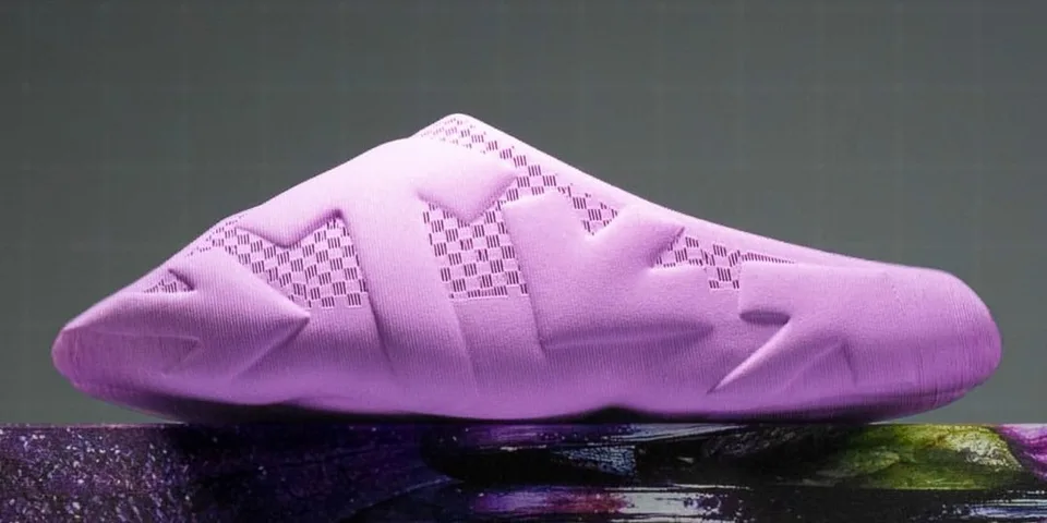 Chaussure violette au design futuriste sur fond gris