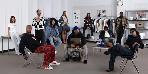 Personnes en vêtements décontractés dans une pièce moderne.
