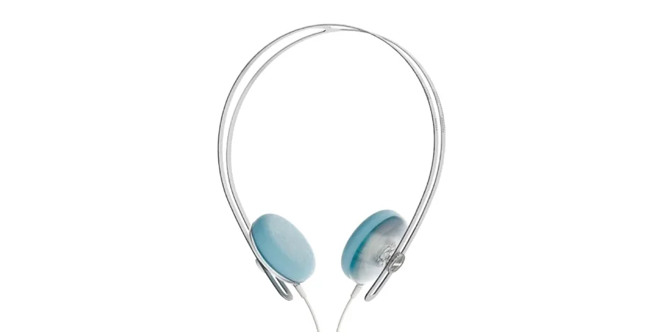 Casque audio léger avec coussinets bleus, design minimaliste.