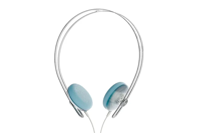 Casque audio bleu avec arceau métallique.