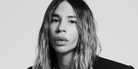Personne avec des cheveux longs, fond gris, portrait.