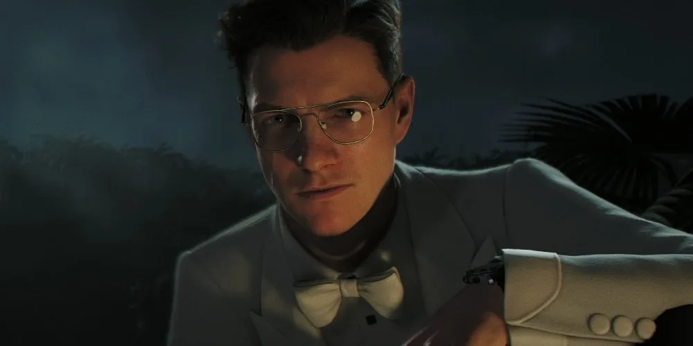 Homme en costume blanc, lunettes, regard intense, ambiance nocturne.