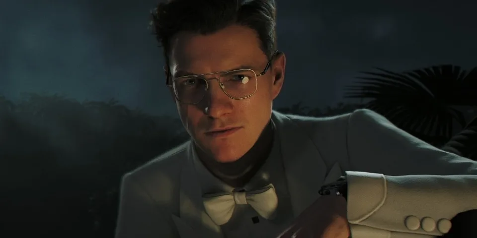 Homme en costume blanc, lunettes, regard intense, ambiance nocturne.