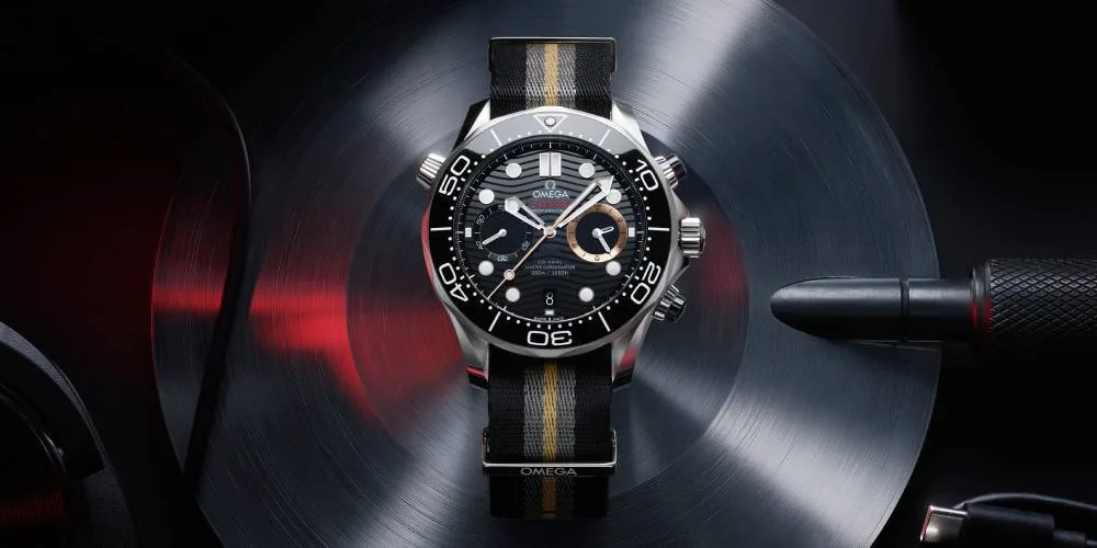 Montre Omega Seamaster Diver sur fond métallique.