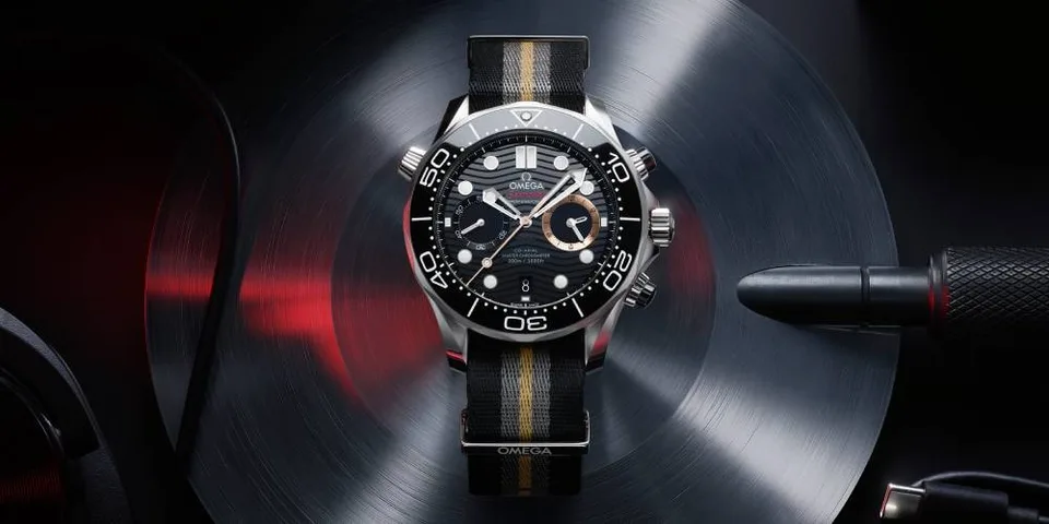 Montre Omega Seamaster Diver sur fond métallique.