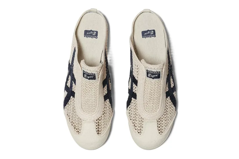 Paire de chaussures beiges avec motif en toile à lacets noirs.