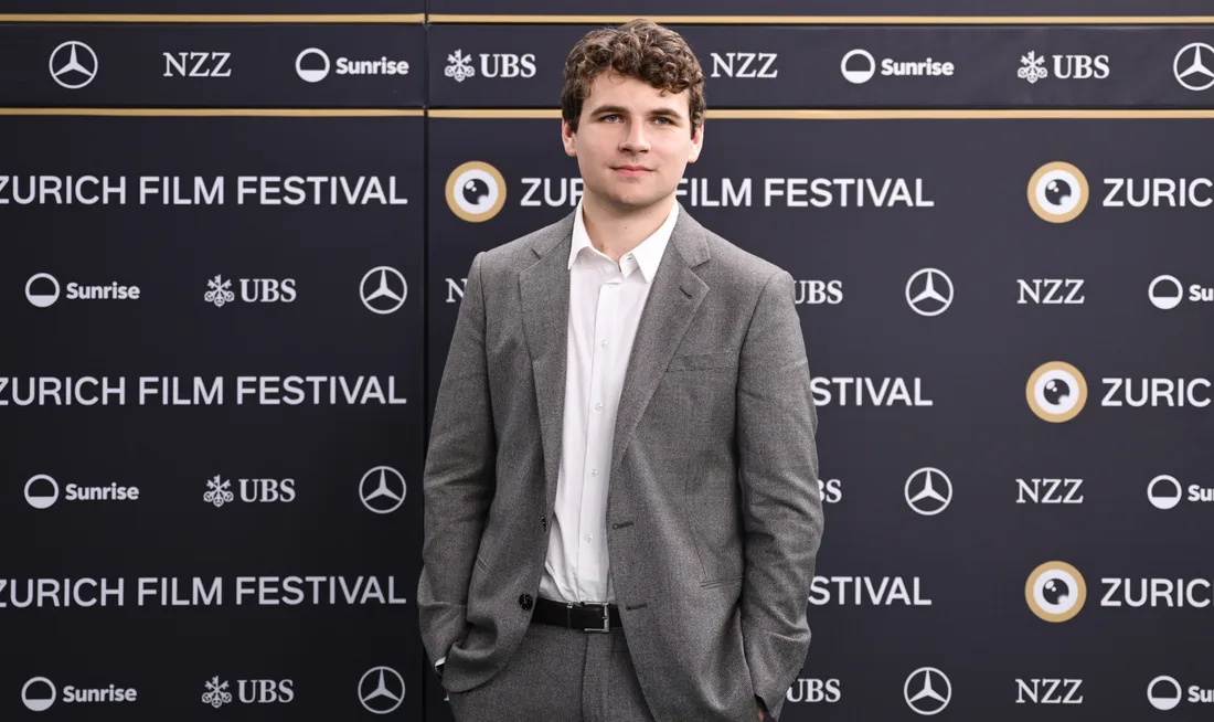 Homme en costume gris lors du Zurich Film Festival.