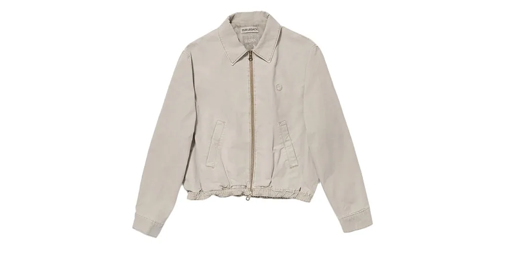 Blouson beige à fermeture éclair central et poches.
