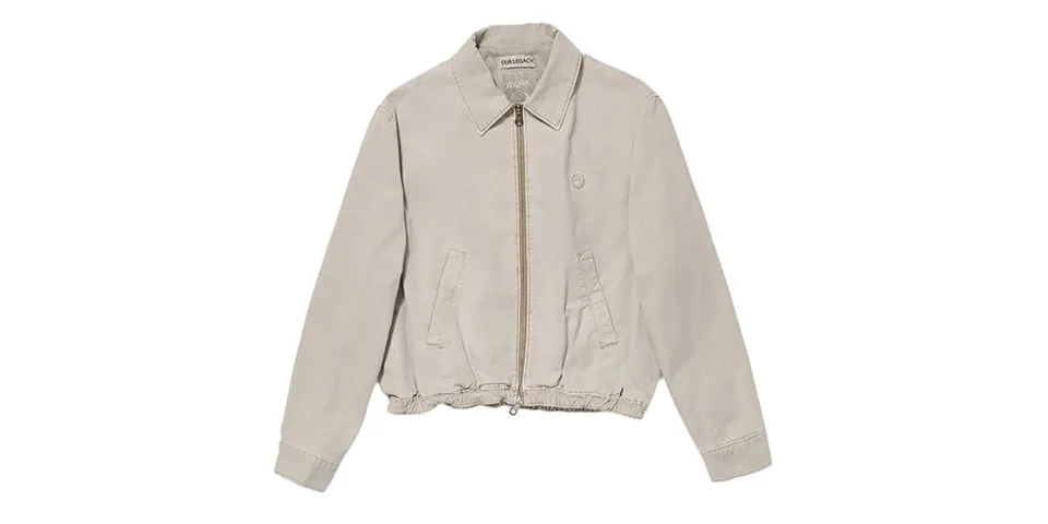 Blouson beige à fermeture éclair central et poches.