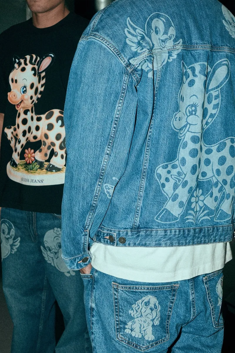 Deux personnes en veste et jean avec motifs de girafes et d'anges.