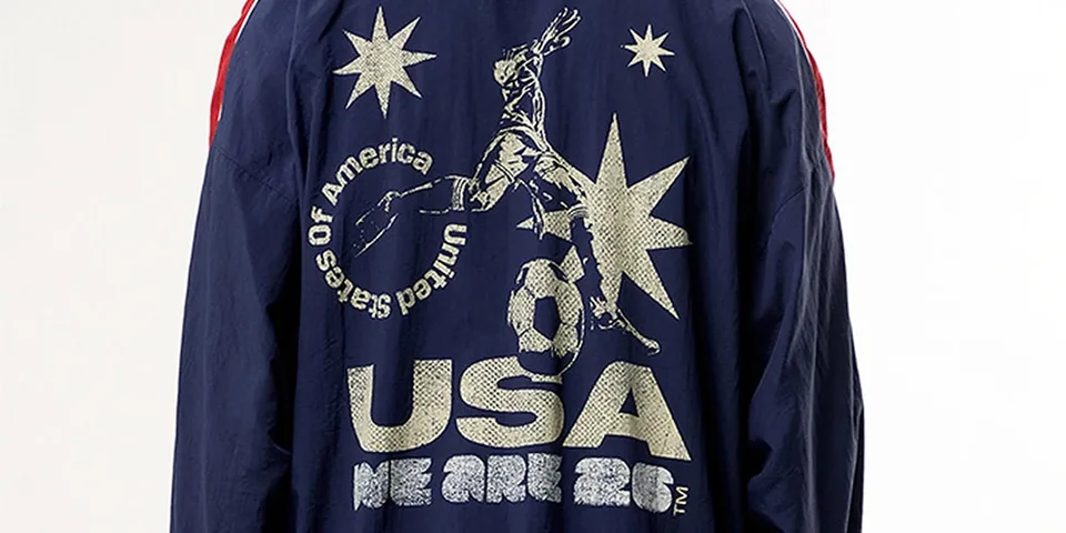 Veste bleue avec motif USA et football style rétro.