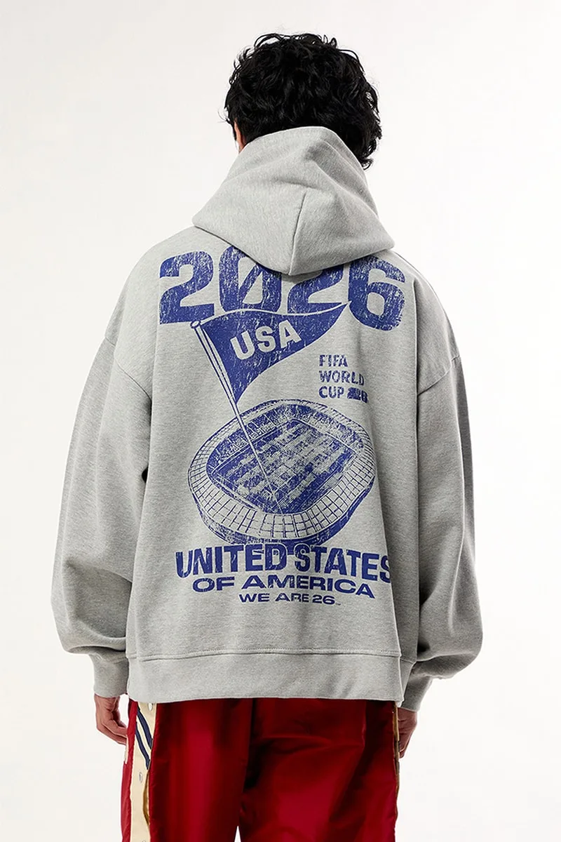 Homme en hoodie gris avec design FIFA 2026 USA.