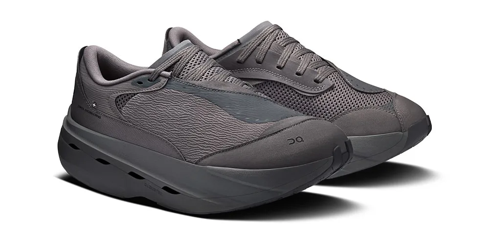 Chaussures de sport grises avec semelles épaisses.