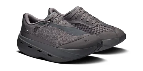 Chaussures de sport grises avec semelles épaisses.