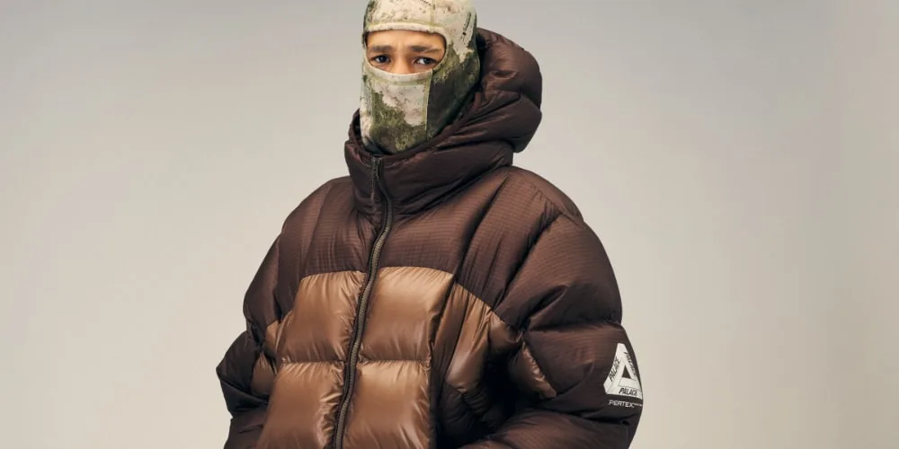 Personne en doudoune marron avec cagoule camouflage.