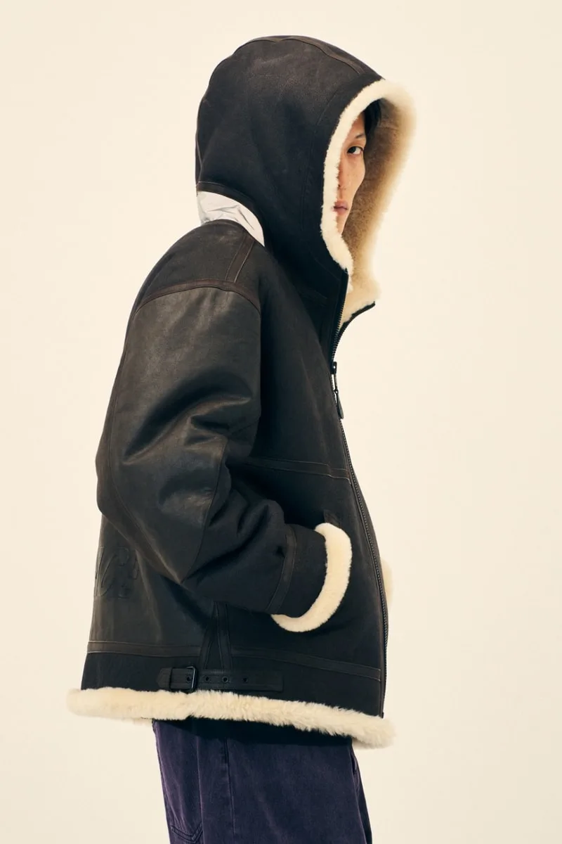Personne portant une veste à capuche doublée de fourrure.