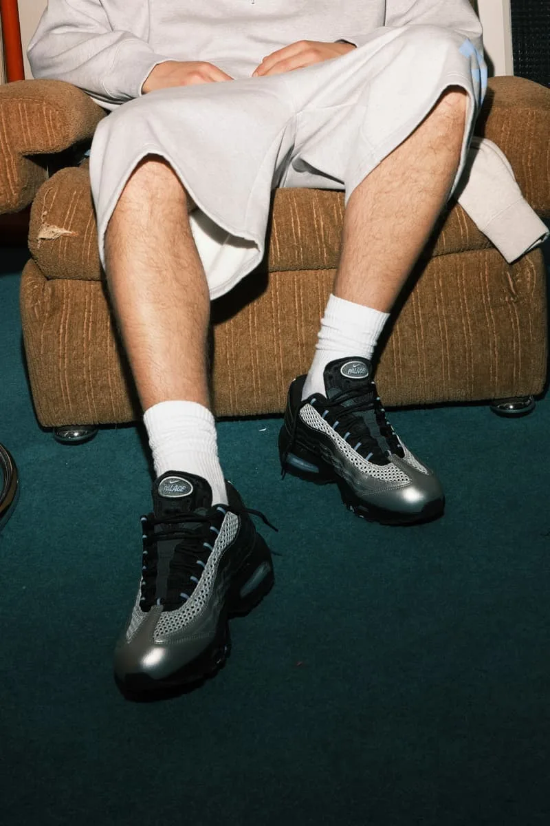 Personne assise, vêtue de chaussures de sport et de chaussettes blanches.