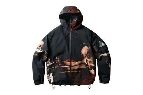 Veste noire avec motif artistique de figures et crânes, capuche incluse.