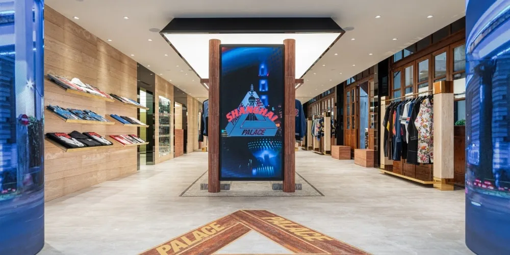 Intérieur d'une boutique de mode moderne avec des vêtements exposés.