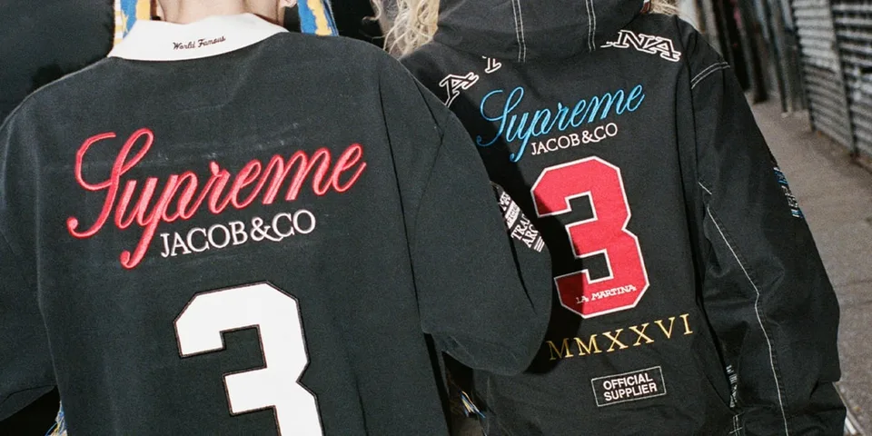 Deux vestes portant les logos Supreme et Jacob & Co avec le numéro 3.