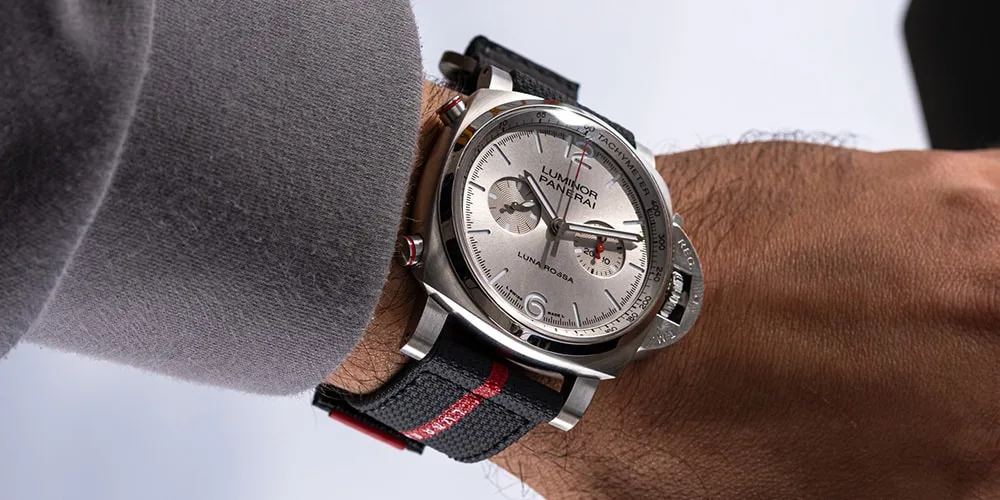 Montre élégante avec bracelet noir sur un poignet.