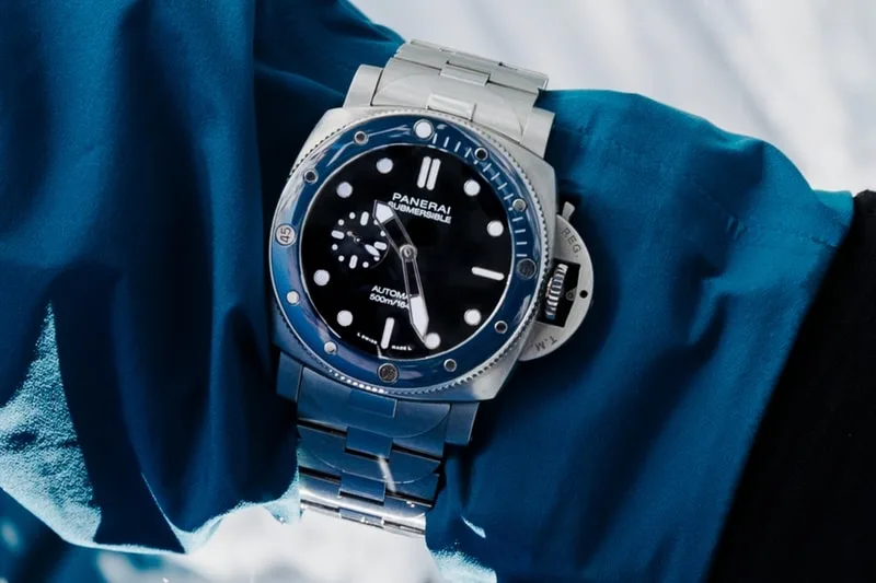 Gros plan d'une montre-bracelet Panerai sur une manche bleue.