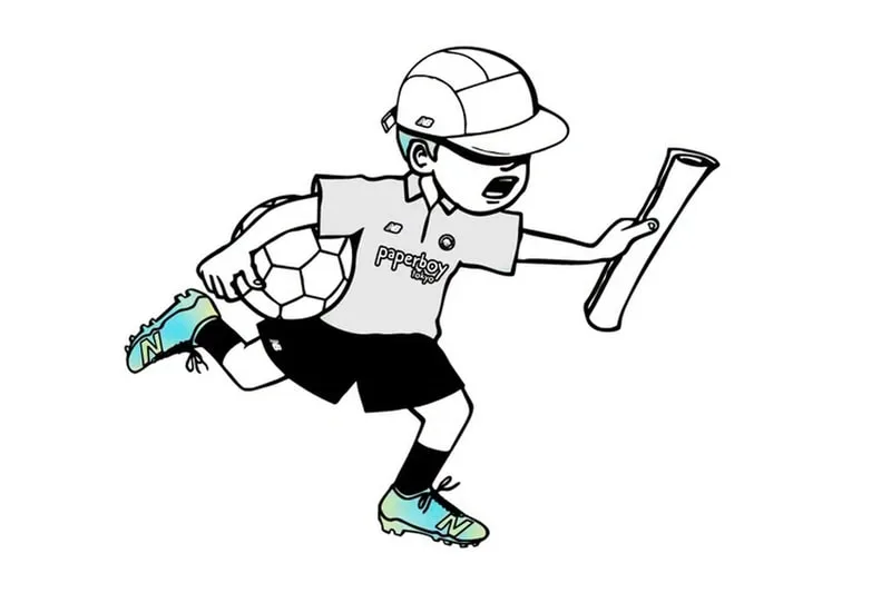 Garçon courant avec un ballon de foot et un rouleau de papier, en uniforme et casquette.