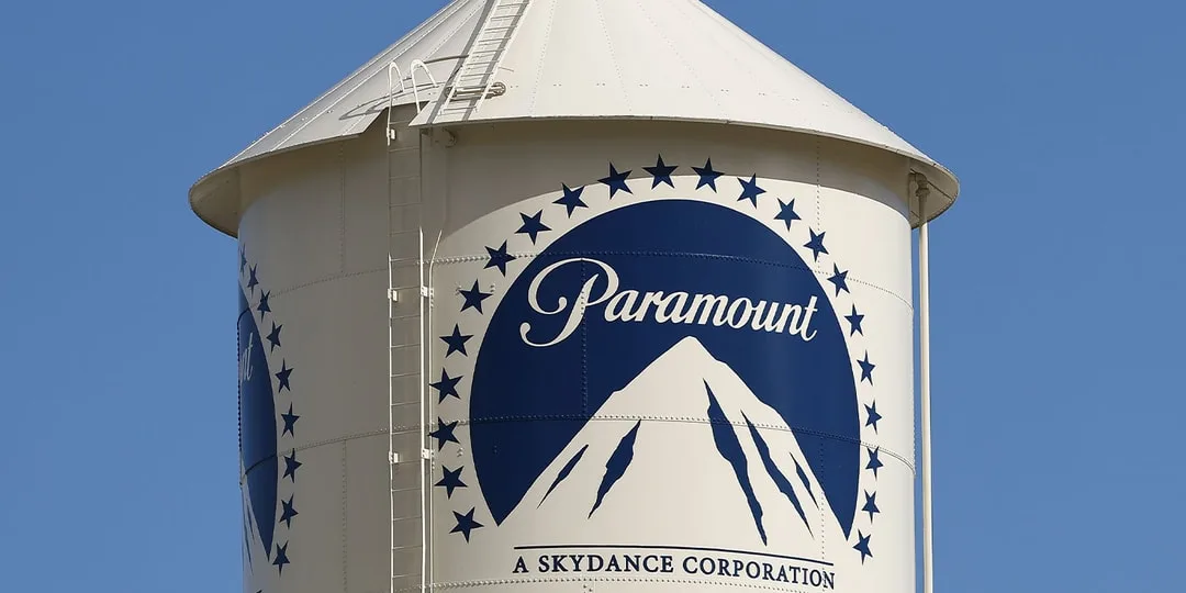 Réservoir d'eau orné du logo Paramount, ciel bleu en arrière-plan.